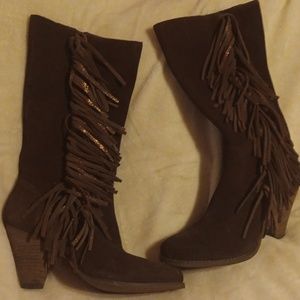 Reba cowgirl boots fridge side.